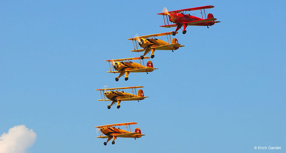 Formation gelber Bücker-Doppeldecker mit Schweizer Kreuz